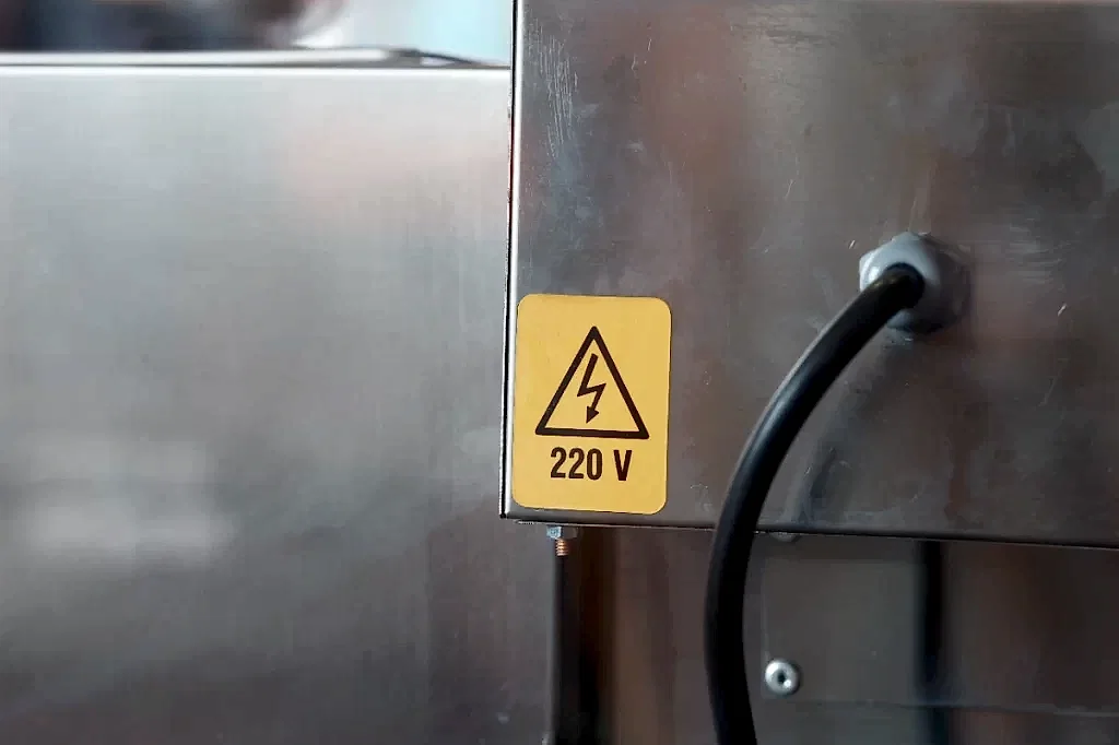 Sanayi tesisinde elektrik panosu